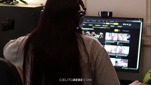 Cielitobebe famosa streamer tiktoker se le olvida cortar el vivo en twitch y la ven masturbarse (TRAILER)