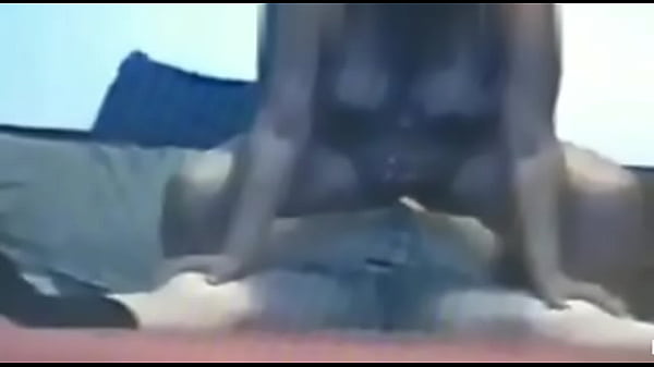 Ecuatoriana buenas tetas montando verga