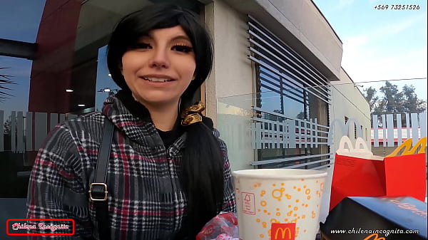 Famosa Youtuber latina va al McDonald y termina con salsa sobre ella – «ES MUY GRANDE, METEMELO TODO» – TRAILER