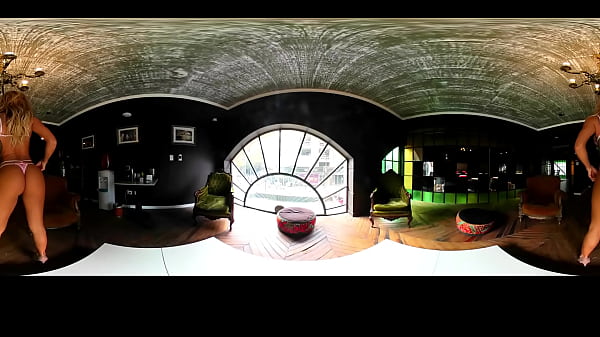 Claudia Ciardone ratoneando en pelotas por el living 360° – Nenas TV
